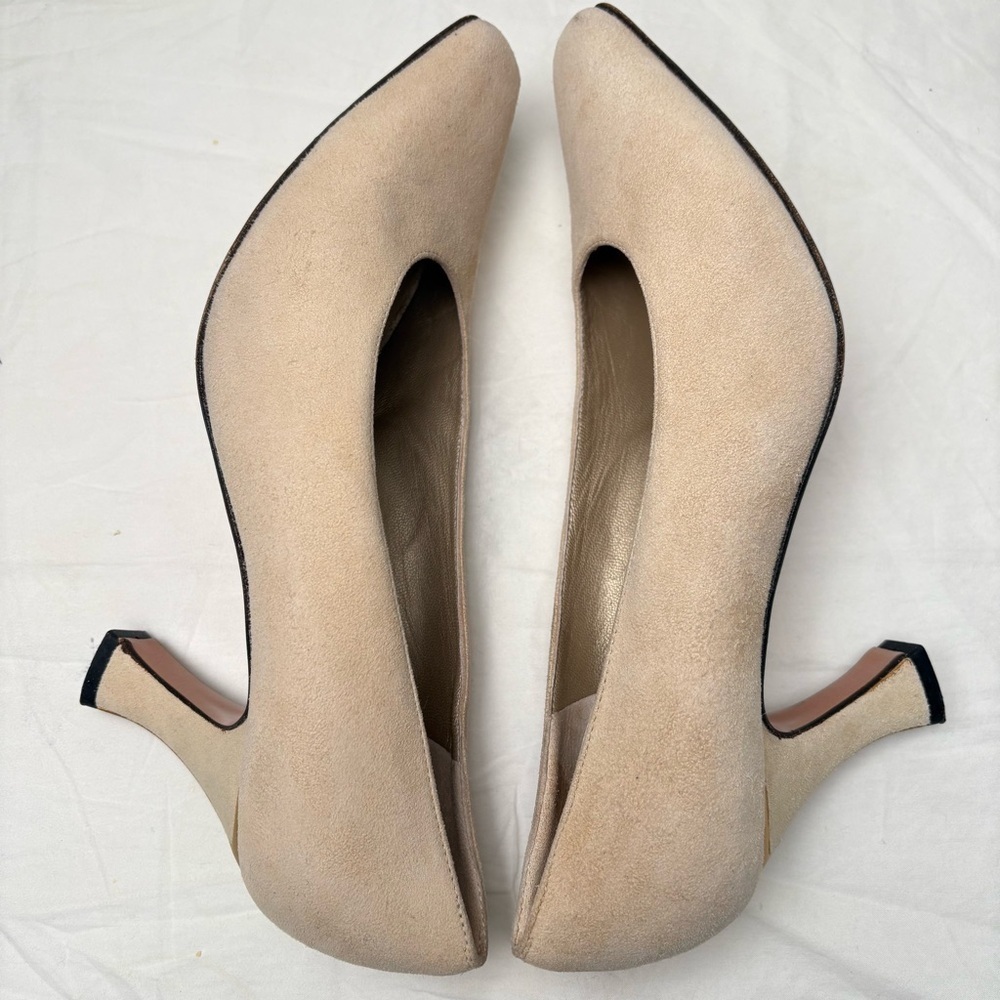 ST. JOHN Genuine Suede Leather Cream Heels Pumps Gold Trim 7.5 B - Picture 3 of 13